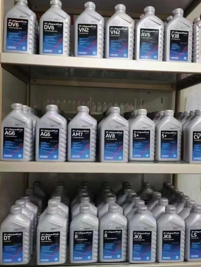 师傅举着两种不同型号的变速箱油对比标签