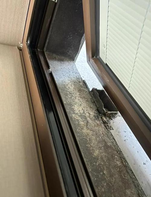 高层住宅窗台缝隙积灰实拍