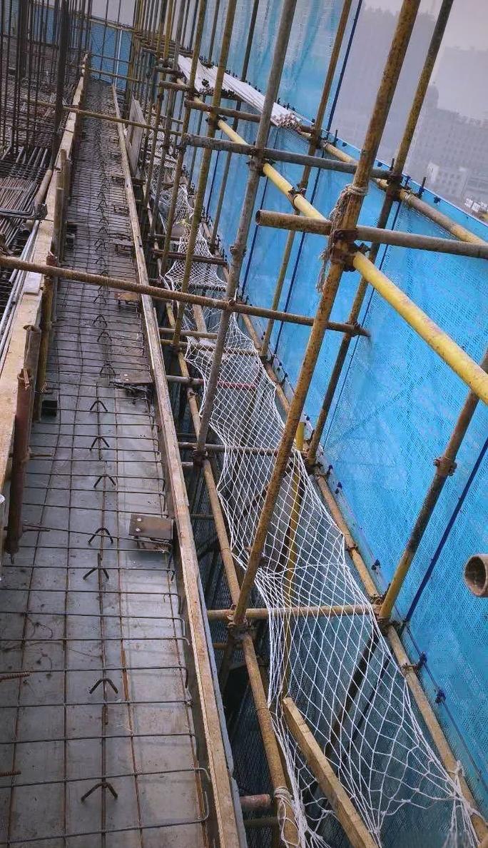 工业高空作业规范张挂安全网实景