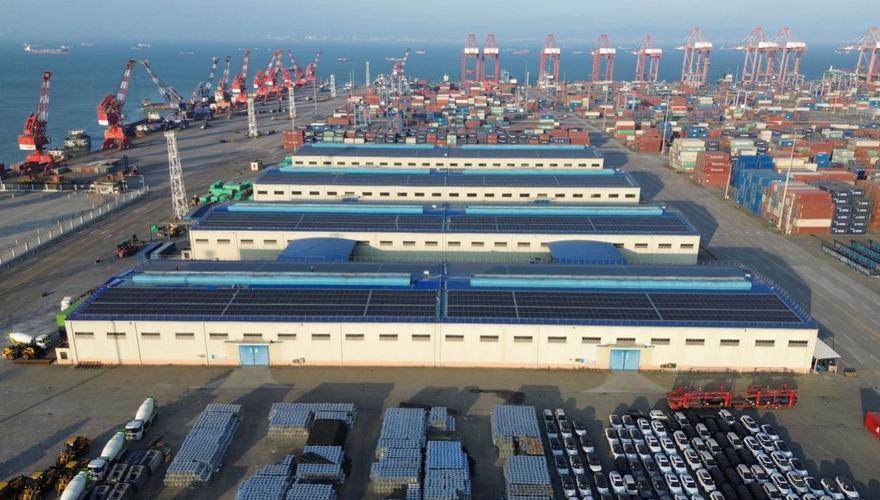 南美港口露天堆场滞留光伏集装箱实拍图