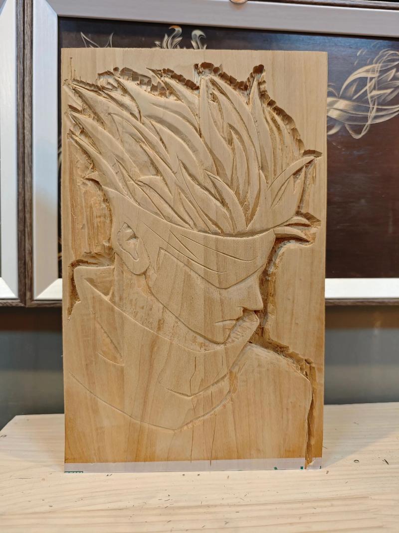 艺术家工作室里的浮木雕塑半成品