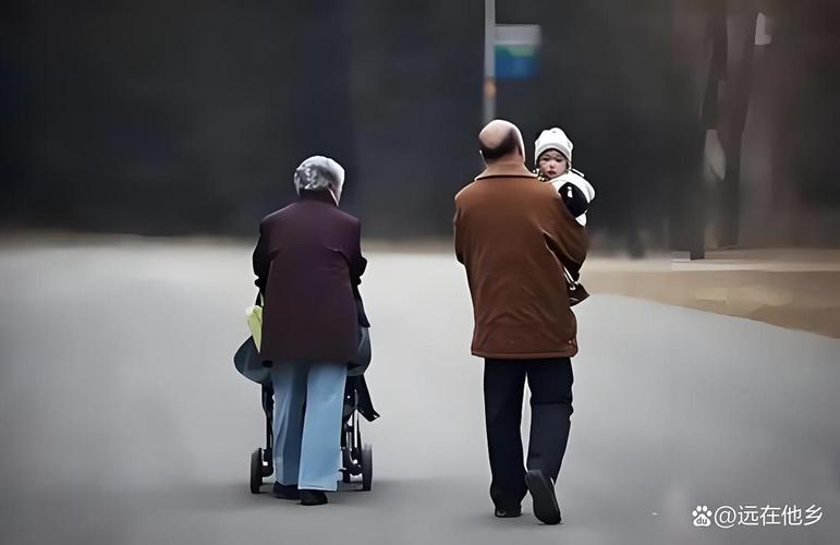 老人在工厂家属区带孙辈玩耍