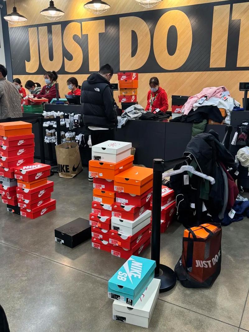 为什么现在的年轻人这么痴迷潮流品牌？是不是智商税？-我问答网