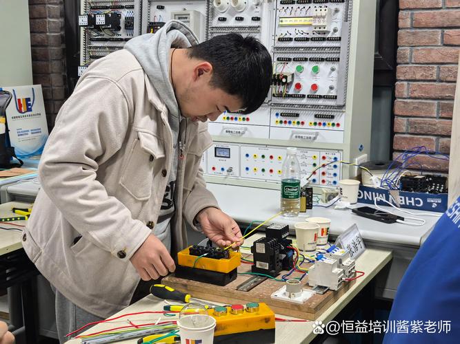工程师现场调试工业自动化软件设备连接