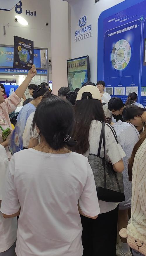 工业展会观众排队领取小礼品场景