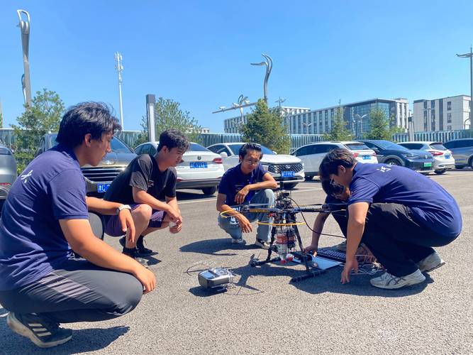 高校低空经济专业学生调试无人机作业场景图
