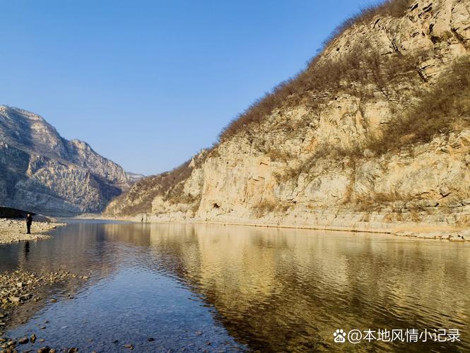 湖北南漳漳河浅滩露营风光