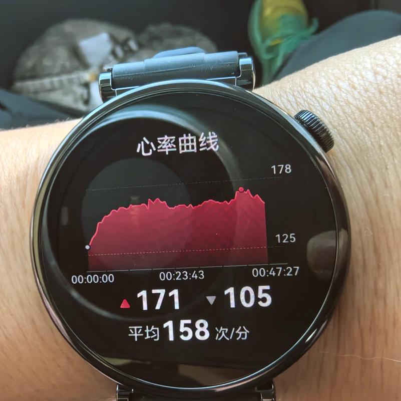 通勤者快走时运动手表心率显示中等强度