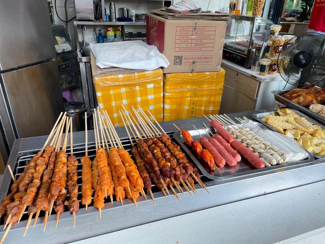 街边炸串摊玻璃桌放着法院传票