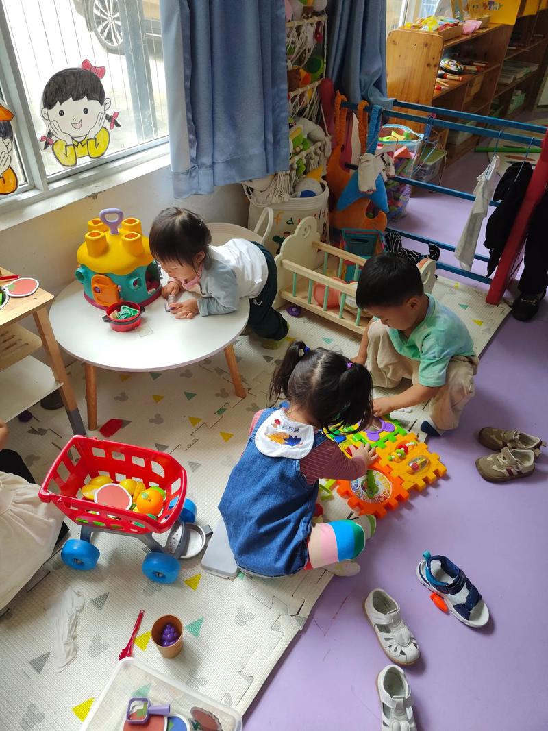 工厂托儿所内景孩子玩耍