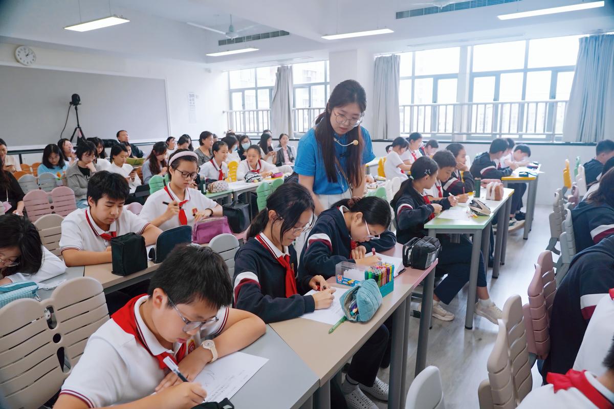中小学教室混合式学习课堂实拍场景