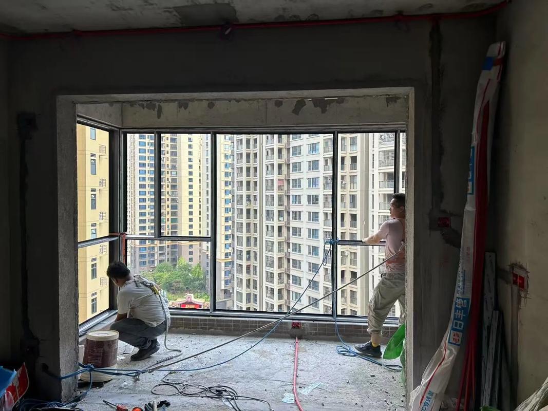 装修师傅用靠尺验收落地窗垂直度现场