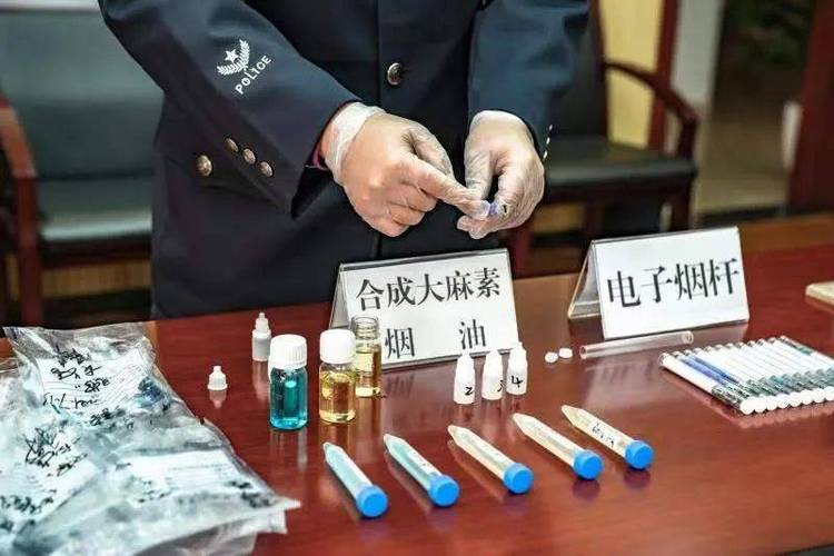 合成大麻素电子烟毒品司法称重现场图