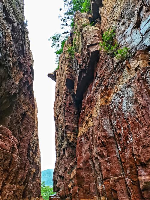南漳荆山峡谷红褐岩壁一线天景观