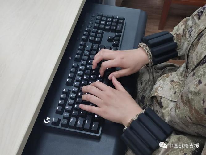 老旧计算机房 学生练习打字 信息技术课