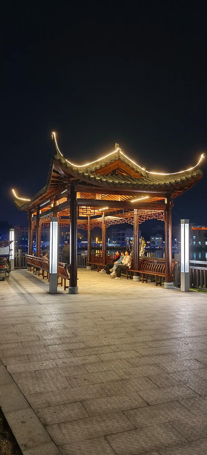 现代城市顶楼木质迷你凉亭星空夜景