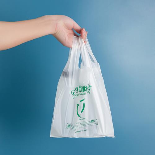 超市购物使用环保布袋替代塑料袋