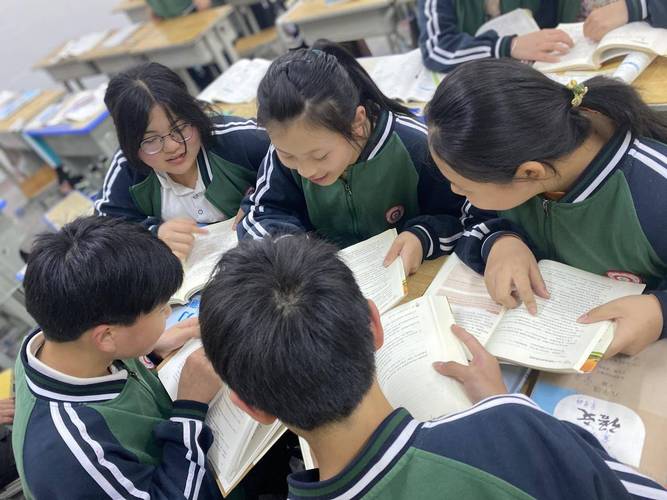 班级学生围坐讨论整本书阅读的课堂场景