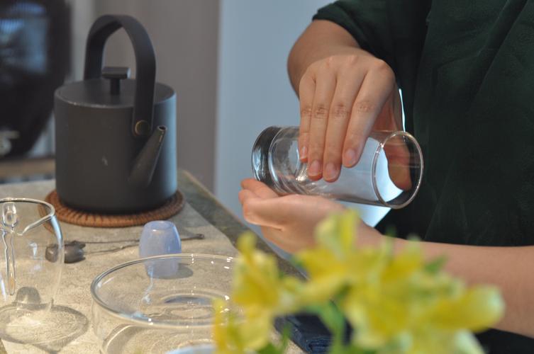 茶艺师玻璃杯冲泡绿茶过程演示