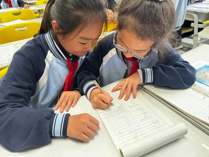 小学课堂上专注写字和不停抠橡皮的两个小学生状态对比图