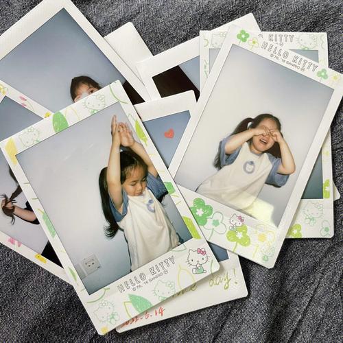 旧相册上带半块F标记的小孩系鞋带拍立得照片