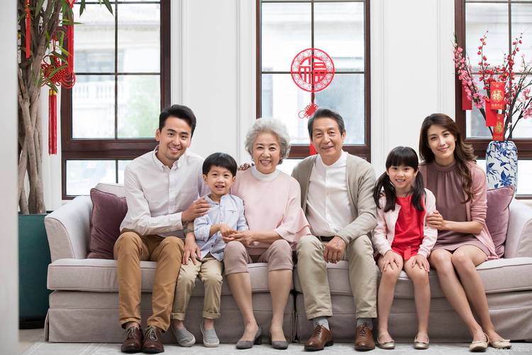 祖孙三代温馨互动家庭照片