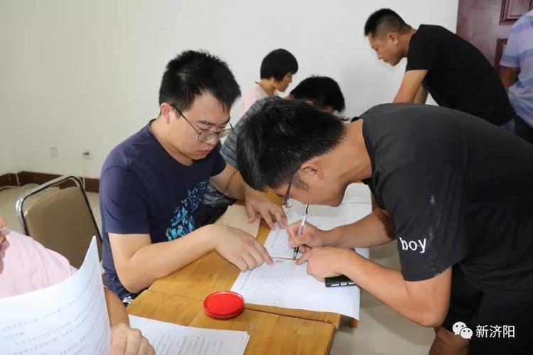 拆迁律师帮当事人审核补偿协议现场