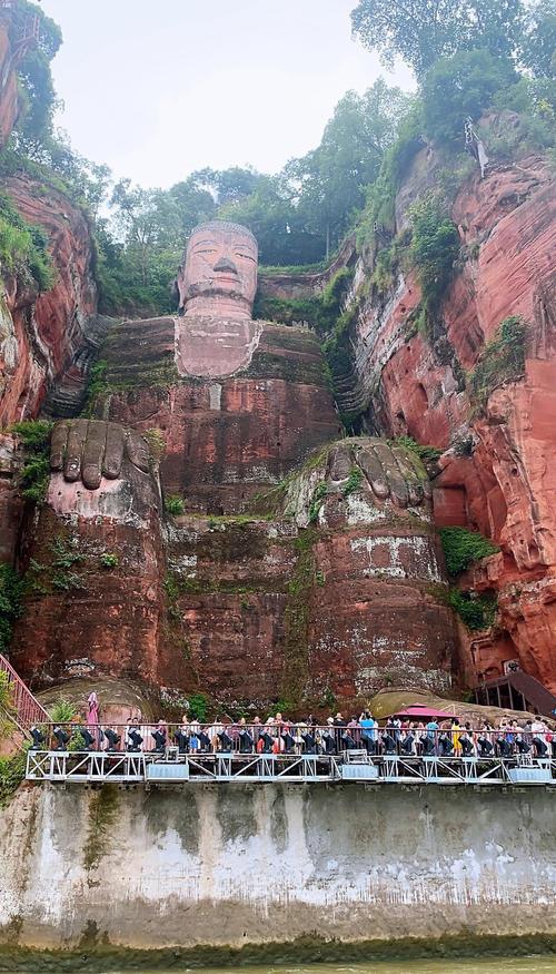 乐山大佛游船视角全景照
