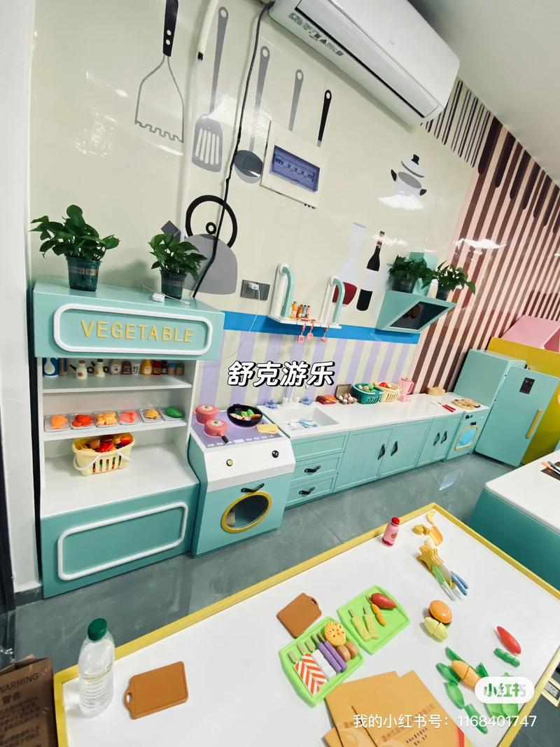三岁宝宝在家玩过家家角色扮演早教场景