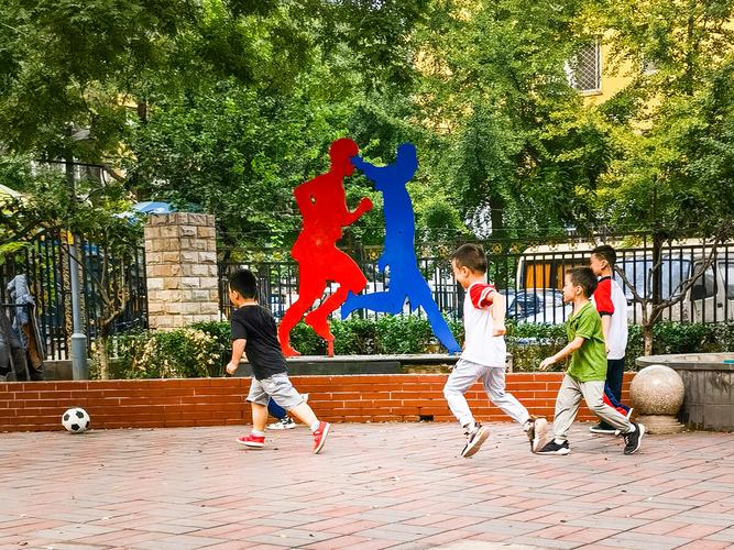 小区楼下追跑玩闹的小学生