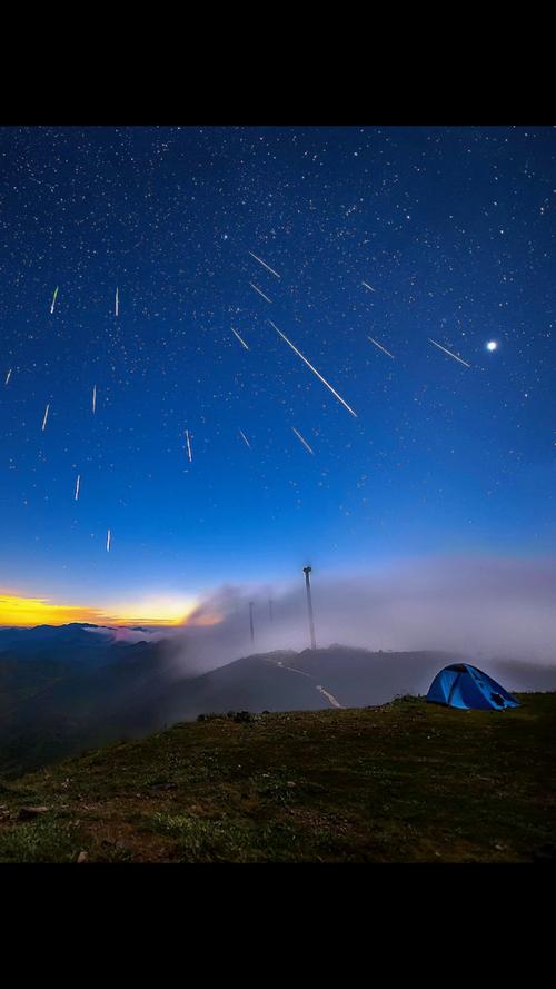 野外观看流星雨的暗夜环境摄影