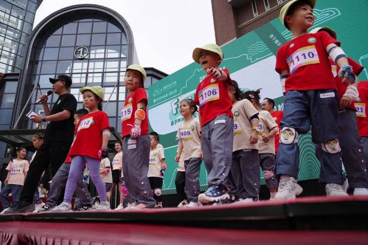 五岁儿童亲子跑输了坐在跑道上扔水壶的真实场景