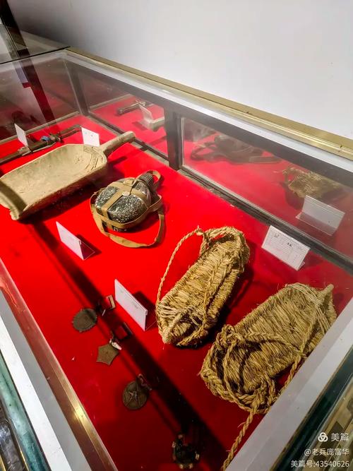 南漳报信坡红色文化陈列馆内部粗布棉袄展品