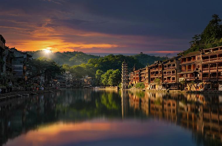 湖南凤凰古城沱江清晨雾景