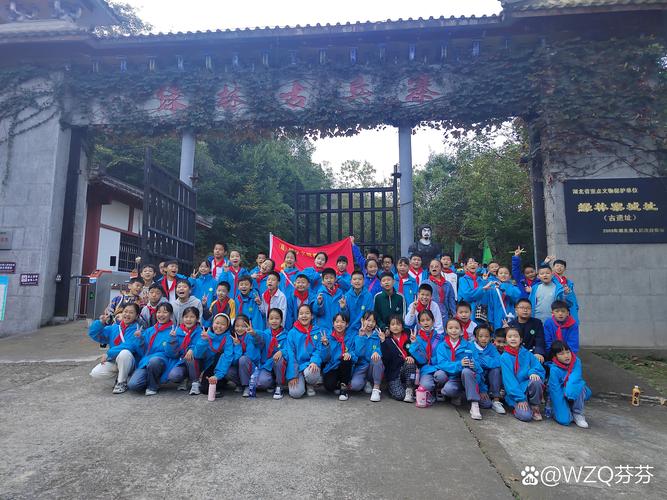 中小学生研学旅行景区门口集体大合影