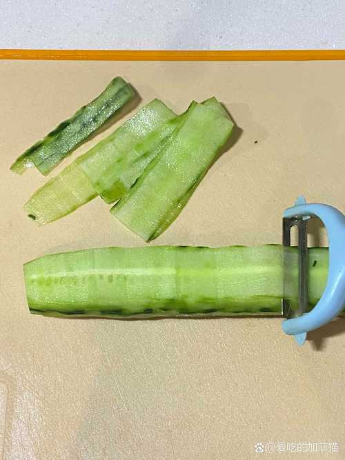 奶奶陪着2岁宝宝用手摸削了皮的凉黄瓜