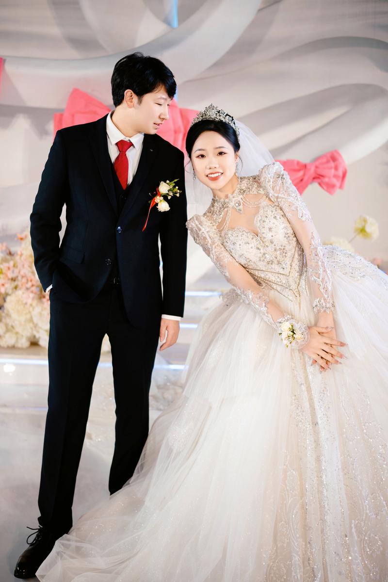 婚礼现场新郎深情凝视新娘特写