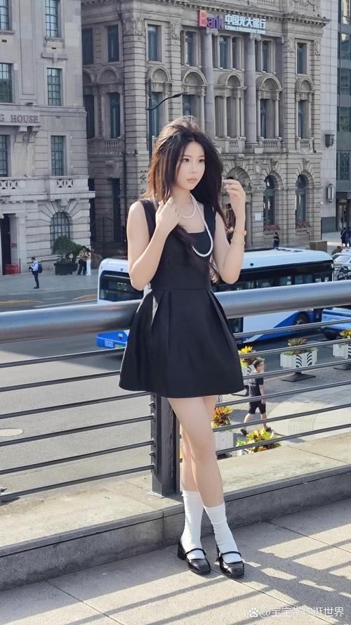 年轻人穿复古国货日常街拍场景