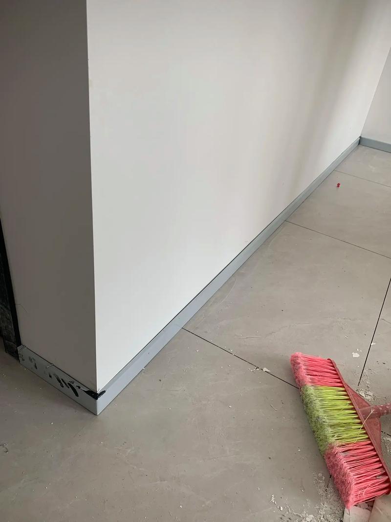 不锈钢踢脚线安装完成效果