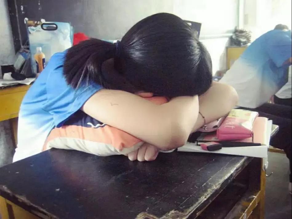 学生深夜刷物理题崩溃趴在桌上