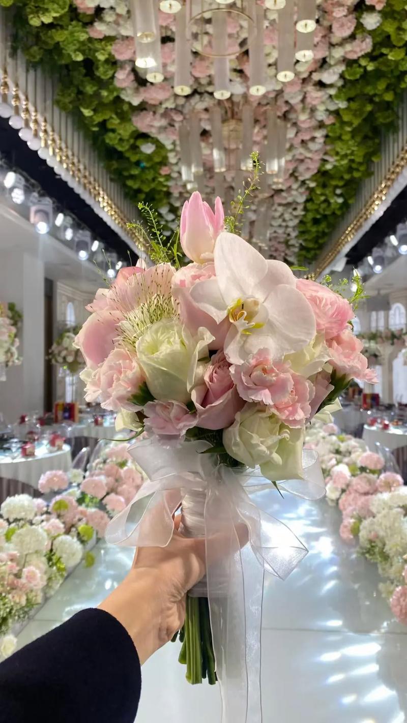 婚礼改良抛捧花环节闺蜜集体送花温馨场景