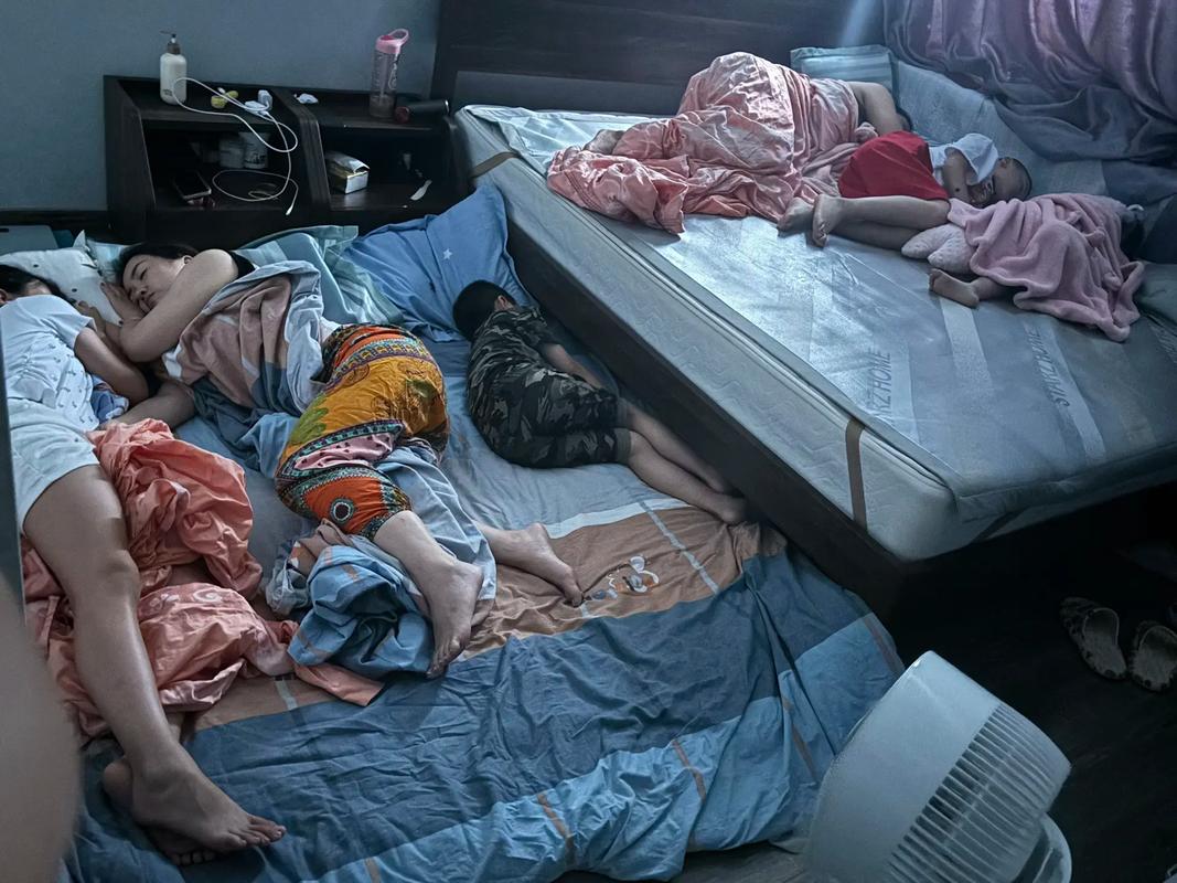 独生子女在房间独自玩耍的孤独场景