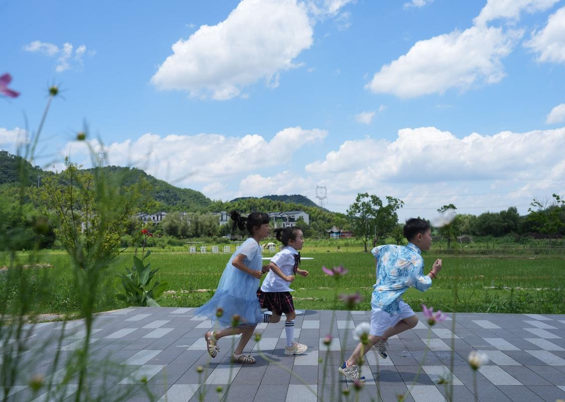 孩子光脚在农场泥土地上奔跑玩耍