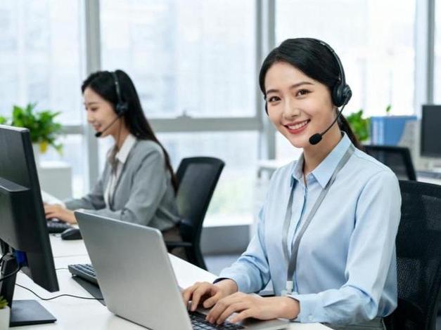 普通人拿着手机打保险客服电话的居家场景