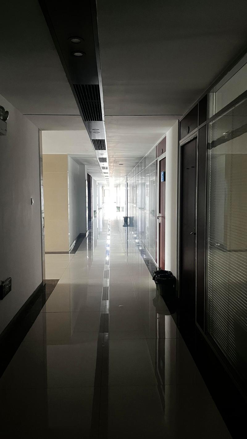 大学科技园空荡的走廊与紧闭的办公室门