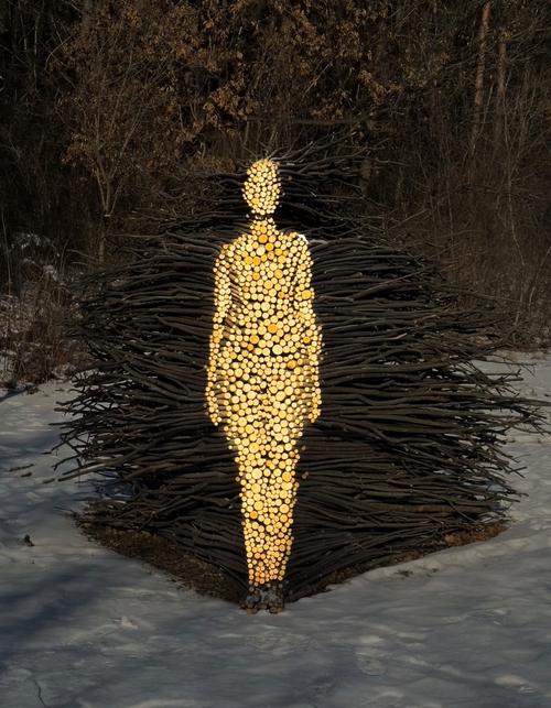 钉子艺术人像作品展览现场光影效果