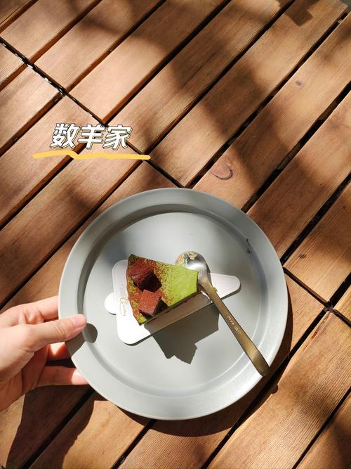 家用白瓷餐盘上放着半块豆沙包