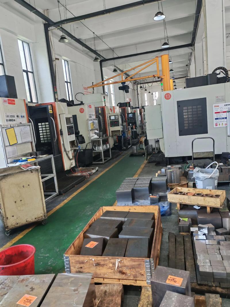 数控铣床加工车间实拍 刀具切削金属