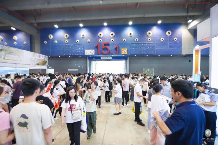 中外合作办学招生宣讲会火爆现场