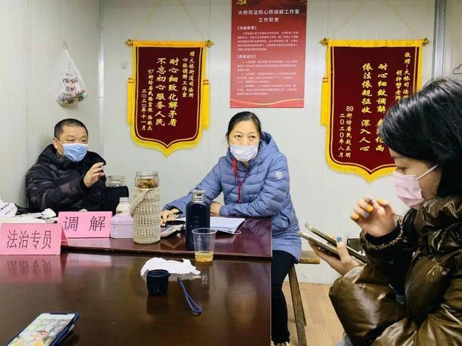 上海旧改征收基地工作人员与居民协商